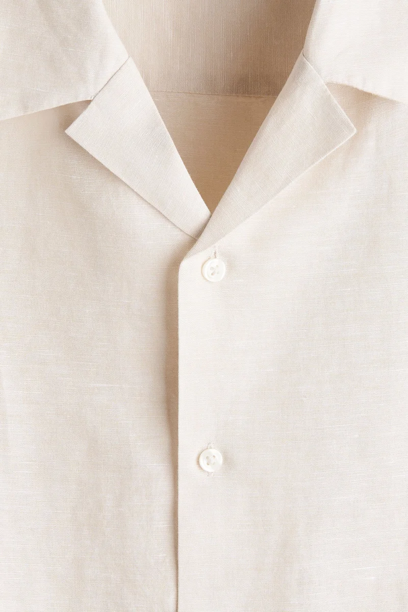 اتش اند ام قميص ريزورت  بقصّة مريحة من نسيج الكتان